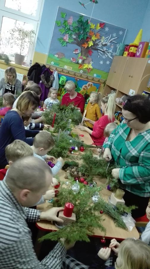 Warsztaty bożonarodzeniowe w grupie 4-latków.
