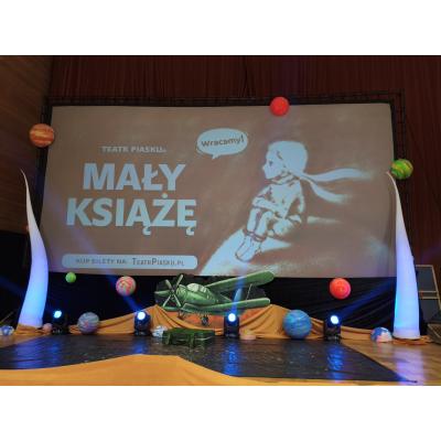 Wycieczka klas 6- 7 na przedstawienie 