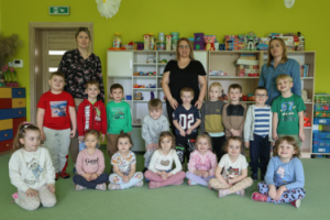 Zdjęcie do artykułu Wizyta fotografa w przedszkolu – zapoznanie dzieci z zawodem