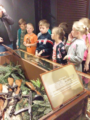 Klasy drugie na ścieżce edukacyjnej w Muzeum Wojska w Białymstoku. Zdjęcie do artykułu Klasy drugie na ścieżce edukacyjnej w Muzeum Wojska w Białymstoku.