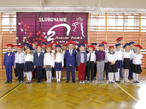 Ślubowanie i pasowanie uczniów klas pierwszych Zdjęcie do artykułu Ślubowanie i pasowanie uczniów klas pierwszych