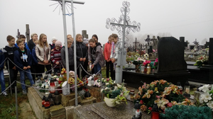 Klasa VIa na grobie Pani Marii Rosłowiczównej Zdjęcie do artykułu Klasa VIa na grobie Pani Marii Rosłowiczównej