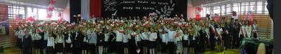 Punktualnie o 11:11 miliony polskich uczniów i tysiące nauczycieli zaśpiewało hymn narodowy Punktualnie o 11:11 miliony polskich uczniów i tysiące nauczycieli zaśpiewało hymn narodowy
