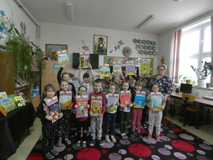Uroczyste przyjęcie uczniów kl. I na czytelnika biblioteki szkolnej. Zdjęcie do artykułu Uroczyste przyjęcie uczniów kl. I na czytelnika biblioteki szkolnej.