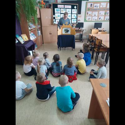 Wizyta 5- latków w bibliotece szkolnej Wizyta 5- latków w bibliotece szkolnej