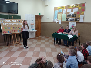 Konkurs recytatorski organizowany przez bibliotekę szkolną. Zdjęcie do artykułu Konkurs recytatorski organizowany przez bibliotekę szkolną.