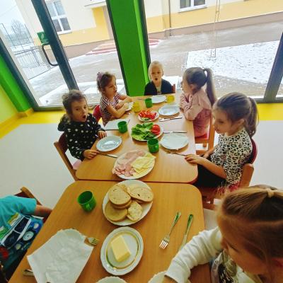 „Kulinarne smaczki przygotowują przedszkolaczki”. „Kulinarne smaczki przygotowują przedszkolaczki”.