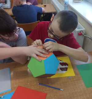 KOŁO MATEMATYCZNE – zajęcia rozwijające kreatywność i logiczne myślenie Zdjęcie do artykułu KOŁO MATEMATYCZNE – zajęcia rozwijające kreatywność i logiczne myślenie