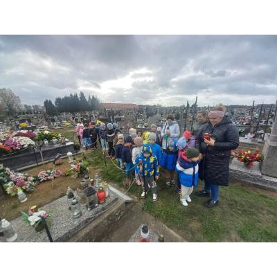 Wyjście na cmentarz Wyjście na cmentarz