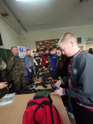 Spotkanie z przedstawicielami Zespołu Szkół Ogólnokształcących i Zawodowych w Ciechanowcu Zdjęcie do artykułu Spotkanie z przedstawicielami Zespołu Szkół Ogólnokształcących i Zawodowych w Ciechanowcu