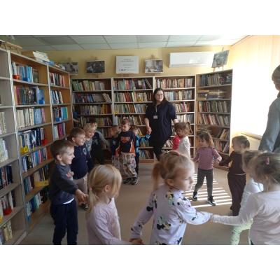 Z wizytą w bibliotece... Z wizytą w bibliotece...