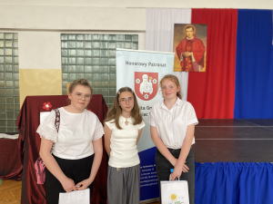 Udział naszych uczniów w IX edycji Konkursu Recytatorsko-Muzycznego poświęconego pamięci Błogosławionego Księdza Jerzego Popiełuszki. Zdjęcie do artykułu Udział naszych uczniów w IX edycji Konkursu Recytatorsko-Muzycznego poświęconego pamięci Błogosławionego Księdza Jerzego Popiełuszki.