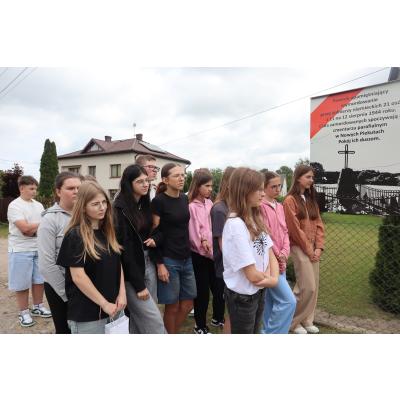 Podróż w Czasie i Pamięci: Uczniowie z Nowych Piekut i Jabłoni Kościelnej odkrywają historię Małej Ojczyzny