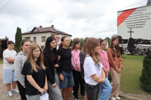 Zdjęcie do artykułu Podróż w Czasie i Pamięci: Uczniowie z Nowych Piekut i Jabłoni Kościelnej odkrywają historię Małej Ojczyzny