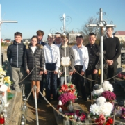 Grupa uczniów z kl. VIIIb realizujących projekt PŁOMIEŃ PAMIĘCI