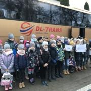 Uczniowie klas trzecich przed wyjazdem do Warszawy