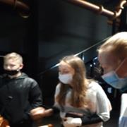 Uczniowie wykonują doświadczenia w Energetycznym Centrum Nuki w Kielcach (2)