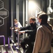 Uczniowie wykonują doświadczenia w Energetycznym Centrum Nuki w Kielcach